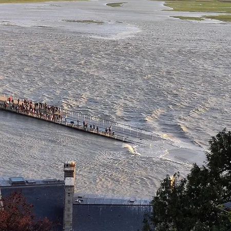 Le Clos Saint Jean לינה וארוחת בוקר 3*